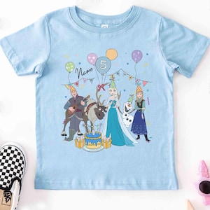 Spersonalizowana koszulka urodzinowa Disney Frozen z imieniem i wiekiem, spersonalizowany prezent urodzinowy Disney Elsa Anna Olaf Sven, rodzinna koszulka na wycieczkę do Disneylandu zdjęcie 2