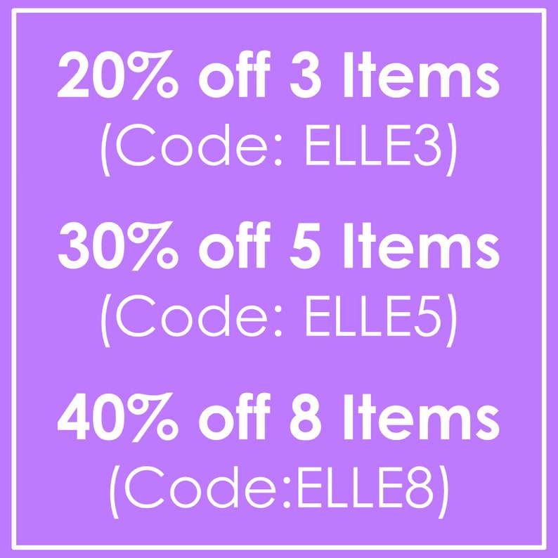 Puede incluir: Un gr&aacute;fico de color lila con texto blanco que promociona descuentos. Dice: "20% de descuento en 3 art&iacute;culos (C&oacute;digo: ELLE3), 30% de descuento en 5 art&iacute;culos (C&oacute;digo: ELLE5), 40% de descuento en 8 art&iacute;culos (C&oacute;digo: ELLE8)."