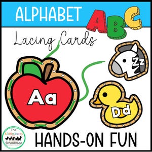 Könnte beinhalten: Alphabet-Schnürkarten mit einem roten Apfel, einer gelben Ente und einem Zebra, jeweils mit einem Buchstaben und einer grünen Schnur zum Einfädeln. Der Apfel hat den Buchstaben "A", die Ente hat "D" und das Zebra hat "Zz". Die Wörter "ALPHABET Lacing Cards" und "HANDS-ON FUN" sind sichtbar.