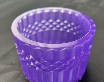 以下が含まれることがあります： 幾何学的なダイヤモンド模様の紫色のガラス製キャンドルホルダー