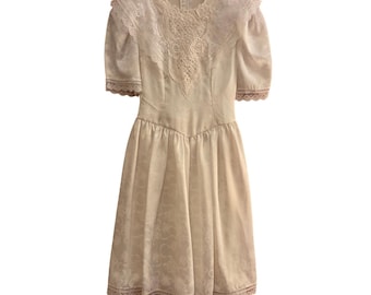 Vestido vintage Jessica McClintock color marfil con encaje, satén, estilo victoriano cottagecore, tallas S/6-7 para niñas.