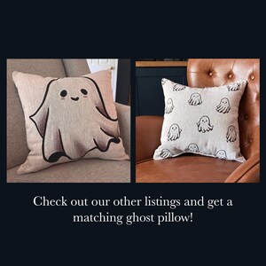 Op de afbeelding: Twee decoratieve sierkussens met spookontwerpen. E&eacute;n kussen heeft een enkele spookillustratie met een lachend gezicht. Het andere kussen heeft een patroon van meerdere spookillustraties. De kussens liggen op verschillende stoelen.