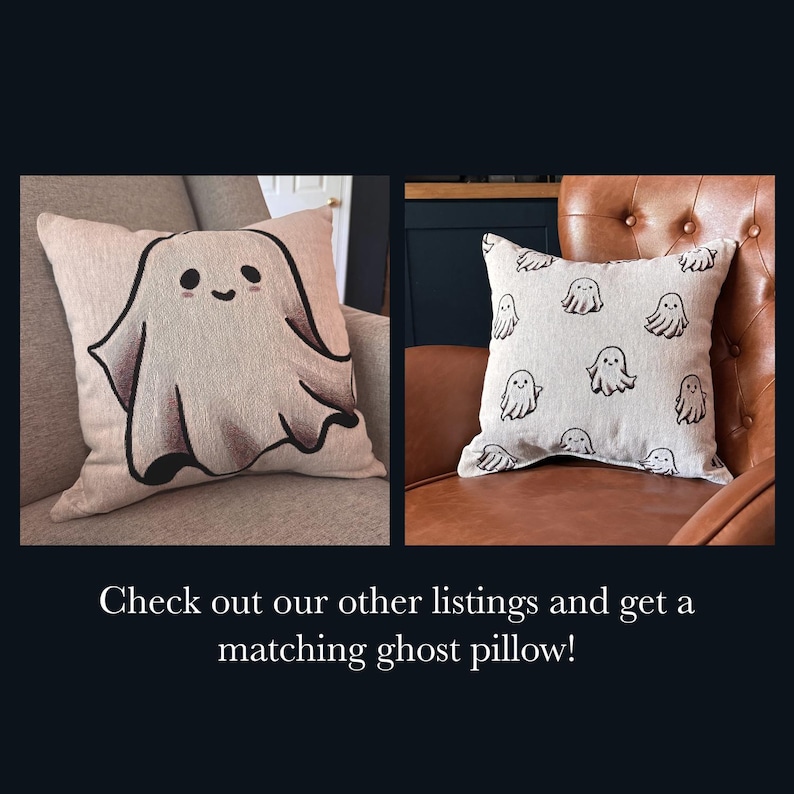 Op de afbeelding: Twee decoratieve sierkussens met spookontwerpen. E&eacute;n kussen heeft een enkele spookillustratie met een lachend gezicht. Het andere kussen heeft een patroon van meerdere spookillustraties. De kussens liggen op verschillende stoelen.