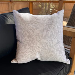 Coussin d'extérieur Topo Map | Décoration GSMNP pour terrasse | Esthétique du camping | amateur de plein air | Décoration topographique | Cadeau de pendaison de crémaillère | Décoration de randonnée
