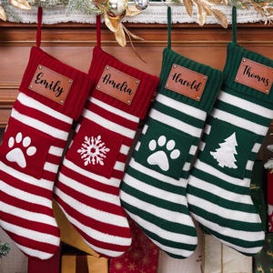 2025 Gravierte Leder Flicken Strümpfe, Weihnachtsstrümpfe mit Namen, Familien Weihnachtsstrümpfe, Gestrickter Strumpf, Feiertags Dekor Geschenke