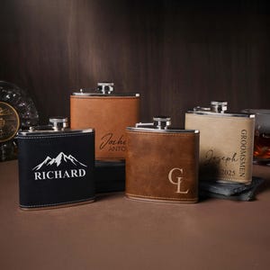 パーソナライズされたレザーヒップフラスコ、男性用刻印入りフラスコ、花婿の付添人へのギフト、フラスコセット、ベストマンフラスコギフト、花婿の付添人へのプロポーズ、結婚祝い