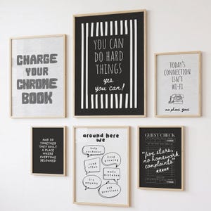 Könnte beinhalten: Ein Set aus sechs gerahmten Kunstdrucken in hellen Holzrahmen. Die Bilder zeigen schwarz-weiße Typografie und grafische Designs mit Texten wie "Charge your Chromebook", "You can do hard things" und "Guest check".