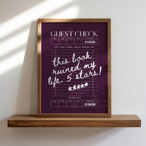 Può includere: Una stampa da parete incorniciata con sfondo viola scuro e un design a forma di conto del ristorante in bianco. Il testo recita GUEST CHECK, 010608, this book ruined my life. 5 stars! e THANK YOU. Cinque stelle bianche sono sotto il testo.