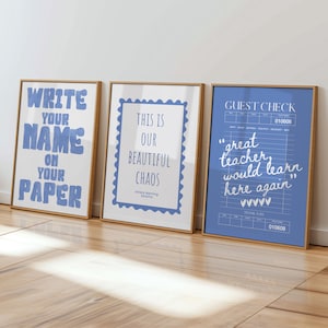Peut inclure: Trois impressions d'art encadrées avec des citations inspirantes. La première impression dit "WRITE YOUR NAME ON YOUR PAPER" en bleu sur blanc. La seconde dit "THIS IS OUR BEAUTIFUL CHAOS". La troisième est un reçu bleu avec une citation.