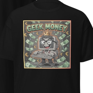 Peut inclure: T-shirt noir avec un personnage de dessin animé d'ordinateur portant des lunettes et une couronne, tapant sur un clavier. Le motif comprend le texte "GEEK MONEY" et des symboles d'euro. Le t-shirt est en matière douce.
