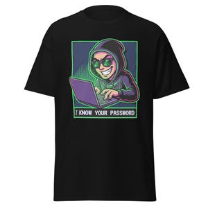 Peut inclure: T-shirt noir avec un dessin animé d'un hacker portant un sweat à capuche et des lunettes de soleil, utilisant un ordinateur portable violet. Le texte "I KNOW YOUR PASSWORD" est affiché en blanc sur un fond vert.