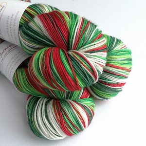 Pré-commande de fil teint à la main.  Coloris Holly Jolly Christmas, fil de laine panaché, teint sur commande, base au choix, fil rouge vert blanc