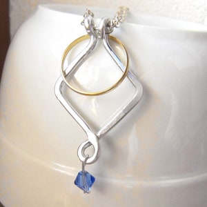 Ring-Halter-Halskette, Swarovski-Anhänger, personalisierte, Hochzeits- oder Verlobungsring-Halter-Halskette, Sterlingsilber-Ring-Schaukasten-Halskette