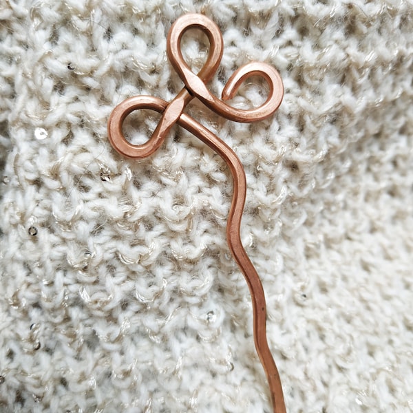 Palillo para el cabello con trébol de cobre martillado: broche para chal, broche para bufanda