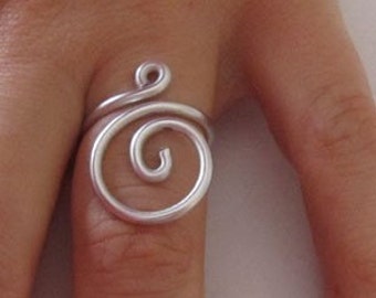 Könnte beinhalten: Ein silberner Draht Ring mit einem Spiral-Design.