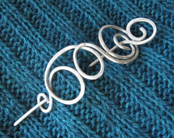 Spilla per scialle in alluminio argentato, spilla per sciarpa, filo martellato a spirale, design unico