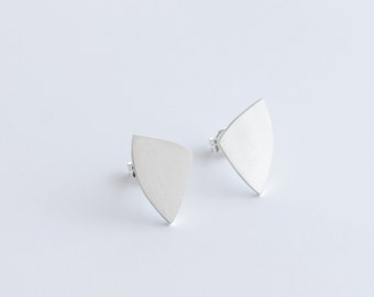 Boucles d'oreilles en argent sterling Triangle Post, cadeau pour elle, goujons géométriques argentés, Lotus, boucles d'oreilles minimalistes, petits goujons en argent, goujons de tous les jours