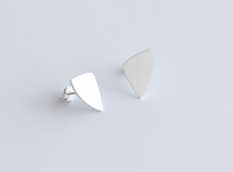 Boucles d'oreilles en argent sterling Triangle Post, cadeau pour elle, goujons géométriques argentés, Lotus, boucles d'oreilles minimalistes, petits goujons en argent, goujons de tous les jours image 2