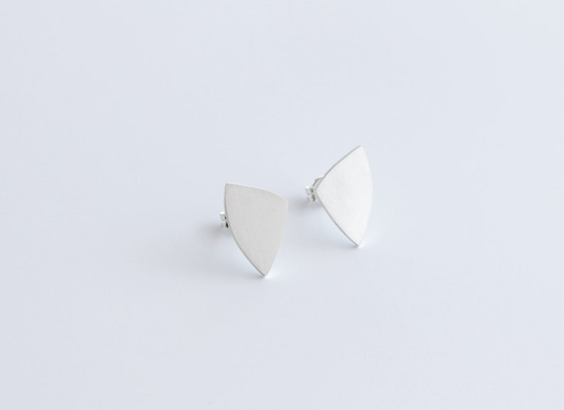 Boucles d'oreilles en argent sterling Triangle Post, cadeau pour elle, goujons géométriques argentés, Lotus, boucles d'oreilles minimalistes, petits goujons en argent, goujons de tous les jours image 1