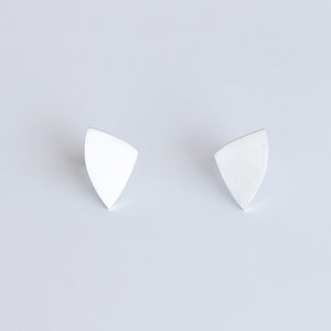 Boucles d'oreilles en argent sterling Triangle Post, cadeau pour elle, goujons géométriques argentés, Lotus, boucles d'oreilles minimalistes, petits goujons en argent, goujons de tous les jours image 3