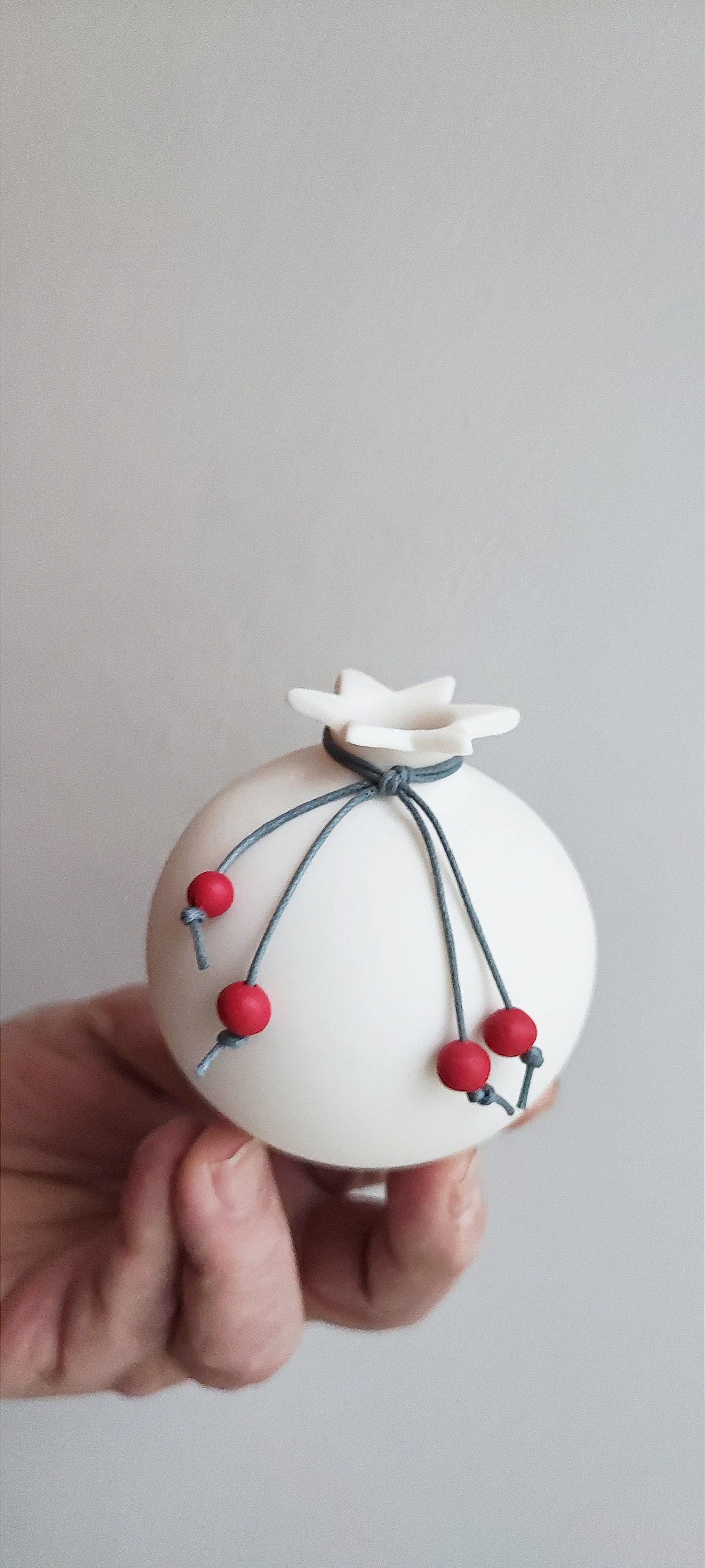 磁器のザクロ、純白に赤の幸運のザクロ、お祝いのビーズ、白いザクロ