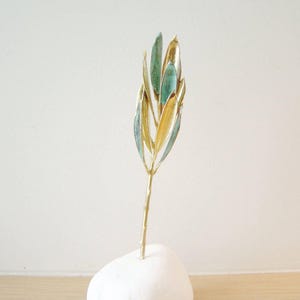 Véritable brindille d&#39;olivier sur pierre blanche, cadeau d&#39;olive grecque en vert de gris et or, branche d&#39;olivier galvanisée,