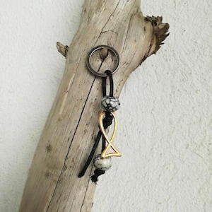Gold fish keychain, gold fish outline key ring with craquele bead, minimalist fish key holder, unisex fish key chain, fish favours