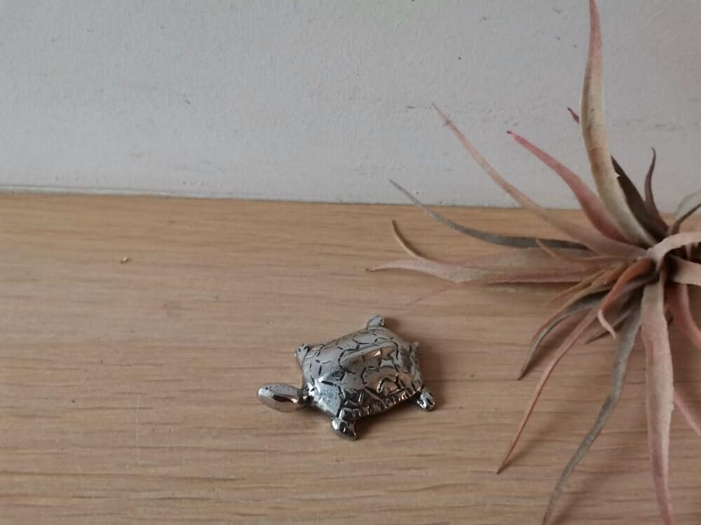 銀色の亀の彫刻、小さなアルミ製の亀、古典的な亀の置物、アルミ製の