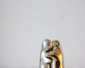 Embracing couple metal sculpture, abstract, minimalist sculpture of loving couple in embrace