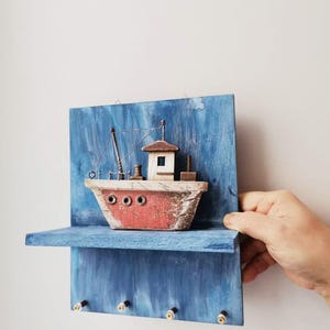 Bootsleutelhanger, houten plank met houten bootminiatuurdiorama en sleutelhangers, houten bootminiatuur met sleutelhanger