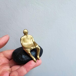 石の上に座る人物像、真鍮と天然石の彫刻、座る男性のユニークな手作り 