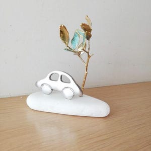 Porta biglietti da visita a forma di auto e albero, albero in ottone con auto in alluminio su pietra, porta biglietti da visita a forma di albero di mastice elettrolitico, regalo per ufficio con scultura di albero e auto