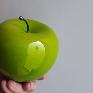 Sculpture pomme verte, pomme en céramique vert olive, pomme verte en terre cuite et noir, tige en métal, grandeur nature