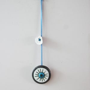 Occhio blu in ceramica, argilla, occhio fatto a mano in bianco, blu e bianco, occhio blu rotondo, da appendere alla parete