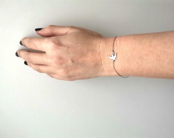 Bransoletka ze srebra z ptakiem, cienka bransoletka z łańcuszkiem w kształcie ptaka ze srebra próby 925, latająca jaskółka na cienkim srebrnym łańcuszku, bransoletka dla dzieci