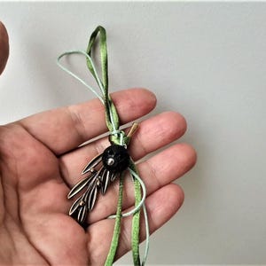 Rameau d&#39;olivier en laiton avec olive, porte-bonheur olive méditerranéenne, olive de lave noire grecque sur une brindille en laiton avec cordons de couleur olive