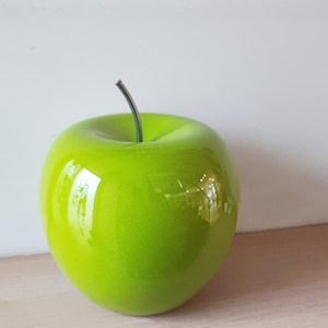 Grüner Apfel Skulptur, großer grüner Keramik Apfel mit schwarzem, eisernem Stiel, große Apfelskulptur, moderner Apfeldekor