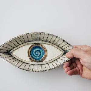 Piatto con occhi blu, fuoco alto in argilla in gres, piatto ovale con occhio azzurro, vassoio moderno con occhi blu, arredamento da tavola con occhi blu