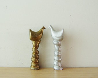 Metal bird statuette, brass aluminum bird sculpure, sitting bird on swirly stand, hipster bird sculpture, bird art object
