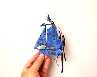 Adorno de barco azul, adorno de madera de velero, madera liviana pintada de azul y atada con cinta azul