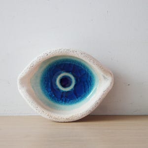 Posacenere a forma di occhio blu, posacenere in argilla bianca con smalto blu a forma di occhio e colore, posacenere greco fatto a mano, vaso a forma di occhio blu, piatto a forma di occhio blu