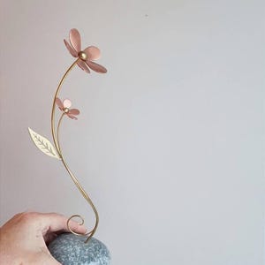 Scultura di fiori in metallo, oggetto d&#39;arte floreale, fiori a stelo lungo, fiori in ottone e rame su pietra grigia