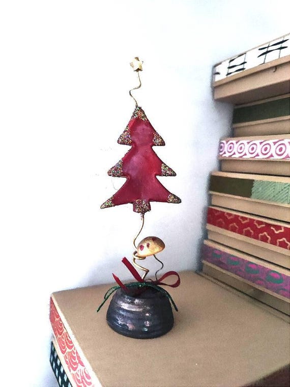 赤いクリスマスツリー、クリスマスのモミの木と飾り、茶色の土台に置