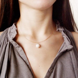 White pearl pendant on a gold plated steel wire, sweet water pearl choker necklace, minimalist silver and pearl necklace