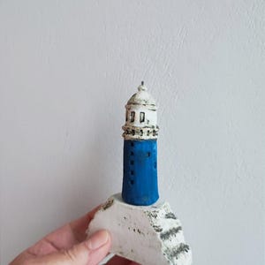 Miniatura latarni morskiej, ceramiczna figurka latarni morskiej z gliny kamionkowej, niebiesko-biała, mała latarnia morska