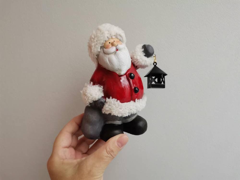 陶器のサンタの置物、ランタンを持ったサンタクロースの飾り、美しい