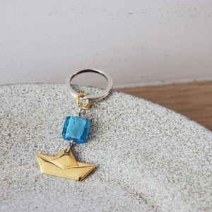 Portachiavi in oro a forma di barchetta di carta, piccolo portachiavi a forma di barca a vela, lega placcata in oro, ciondolo a forma di barca e con perline di vetro blu, portachiavi a forma di barchetta di carta greca