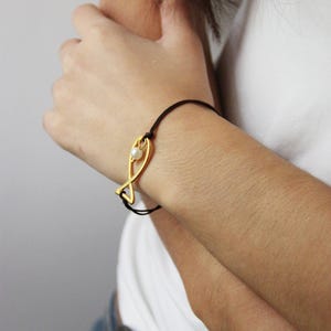 Gold Fisch Armband, Freundschaftsband Fisch mit goldfarbener Fisch Umriss Anhänger und weißer Perle, Boho Armband Fisch, Makramee Armschmuck