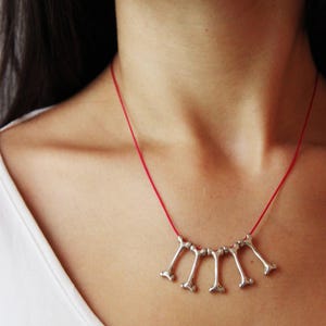 Zilveren bottenketting, zilveren bottenketting, sterlingzilveren gotische ketting, boho bottenketting, zilveren bottenhanger, miniatuur botkunst