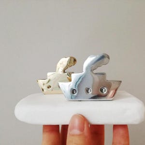 Portacarte di navi in metallo, scultura di nave in alluminio e ottone su pietra bianca, oggetto d'arte funzionale, argento dorato, portacarte di navi mercantili